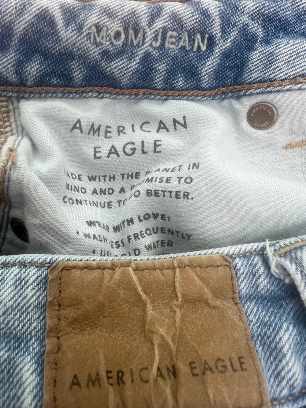 American Eagle Strigid Mom Jeans Size 2 Light Wash High Rise Straight Leg